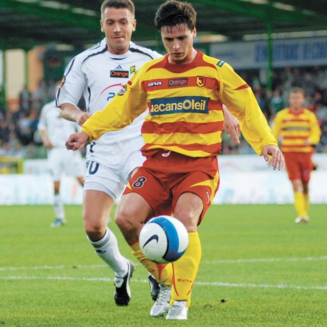 W Jadze Mariusz Marczak nie sprawdził się. Zagrał w 11 meczach ekstraklasy, m.in. przeciwko GKS-owi Bełchatów (w białym stroju Łukasz Garguła).
