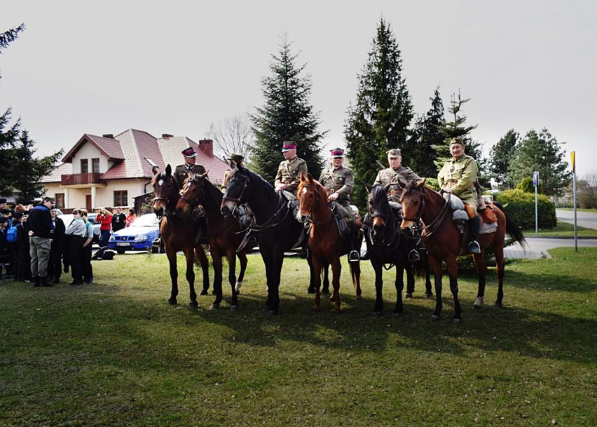 Spotkanie przy ognisku było okazją do rozmów o historii,...