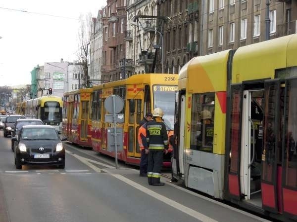 Na Piotrkowskiej zapalił się tramwaj linii 16A. Pasażerowie byli zmuszeni opuścić pojazd.
