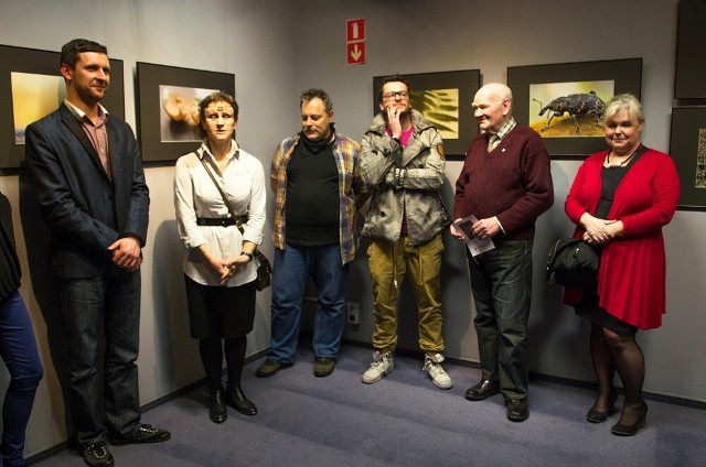 Artystom gratulował Andrzej Ciesielski (z lewej), dyrektor kina Helios. Obok Barbara Polakowska. 