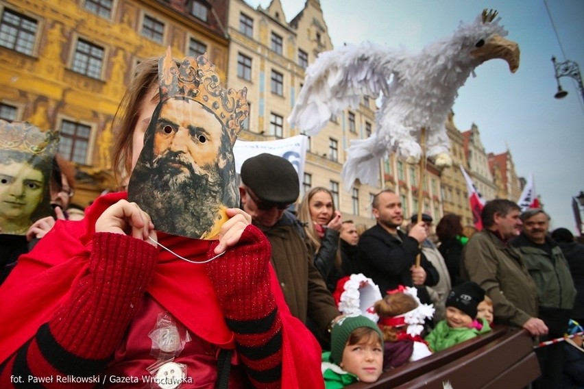 Święto Niepodległości we Wrocławiu. Radosna parada i wojskowy apel (ZDJĘCIA, FILMY)