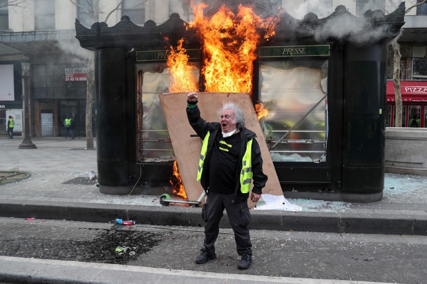 Francja: Brutalna policja i "żółte kamizelki". Zamieszki w Paryżu 16.03.2019 [ZDJĘCIA] Protesty trwają już czwarty miesiąc [WIDEO]