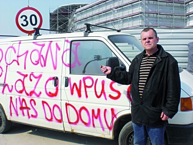 &#8211; To pomalowane auto to tylko część naszego protestu przeciwko budowie &#8211; mówi Benedykt Bujnowski. &#8211; Będziemy walczyć aż do skutku.