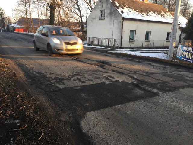 Droga w Żerkowicach jest w złym stanie technicznym.