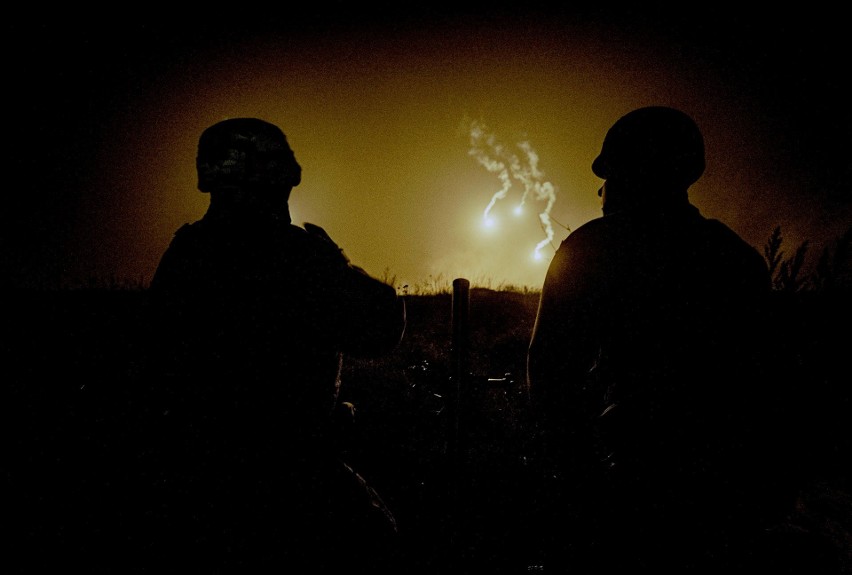 Orzysz. Nocne strzelanie z moździerzy. Podlascy terytorialsi "rozpalili" niebo (zdjęcia)