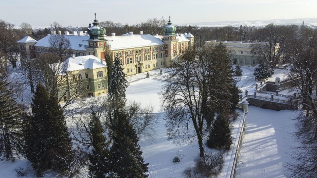Dostojna siedziba rodu Potockich, zamek w Łańcucie, w szacie zimowej.