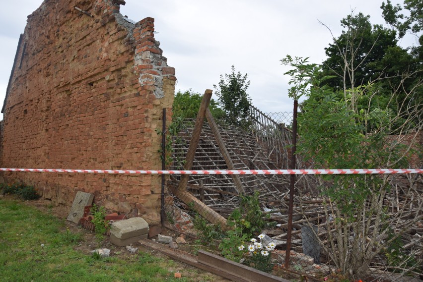 W Racławicach Śląskich zawaliła się stodoła. Jej sąsiad poprosił o pomoc nadzór budowlany, ale na rozbiórkę musi poczekać 