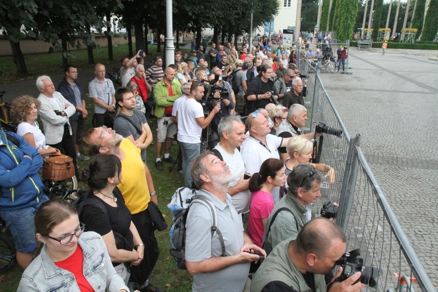 Udało się! Iglica położona przed Halą Ludową [ZDJĘCIA]