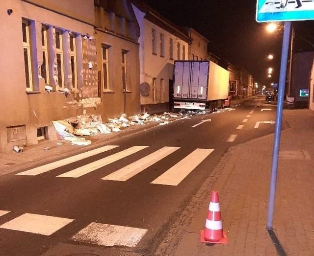 Do wypadku w Rakoniewicach doszło w nocy z wtorku na środę. Na drodze krajowej nr 32 tir wjechał na chodnik, a następnie wbił się w kilka budynków mieszkalnych. Z mieszkań ewakuowano mieszkańców. Przejdź dalej i zobacz kolejne zdjęcia --->