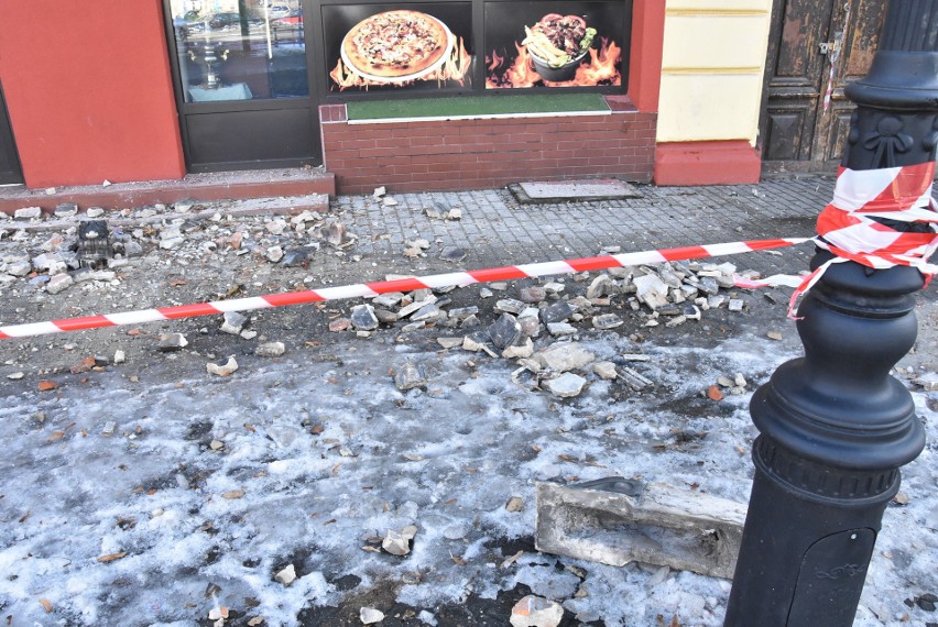 Oświęcim. Fragmenty elewacji opustoszałej kamienicy posypały się na ulicę w centrum miasta. Było zagrożenie dla ludzi [ZDJĘCIA]