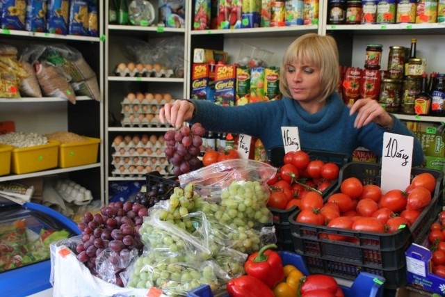 - Ceny warzyw i owoców poszły w górę, a klienci to widzą. Często kupują mniej, choćby jednego pomidora zamiast pół kilograma - mówi Magdalena Stala ze sklepu warzywnego przy ulicy Warszawskiej 155 w Kielcach.
