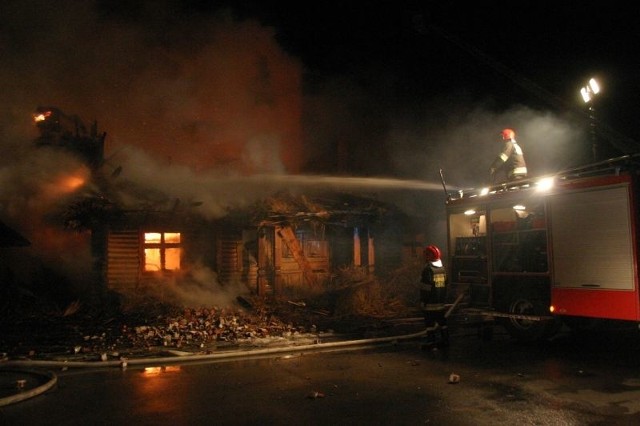 Nabór na wolne stanowiska w straży pożarnej cieszył się ogromnym zainteresowaniem. Na zdjęciu akcja przy gaszeniu restauracji &#8220;Strzecha&#8221; na trasie Rzeszów-Łańcut.