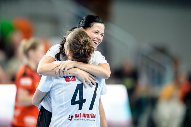 Agata Cebula i Karolina Kochaniak świętują zwycięstwo w turnieju.