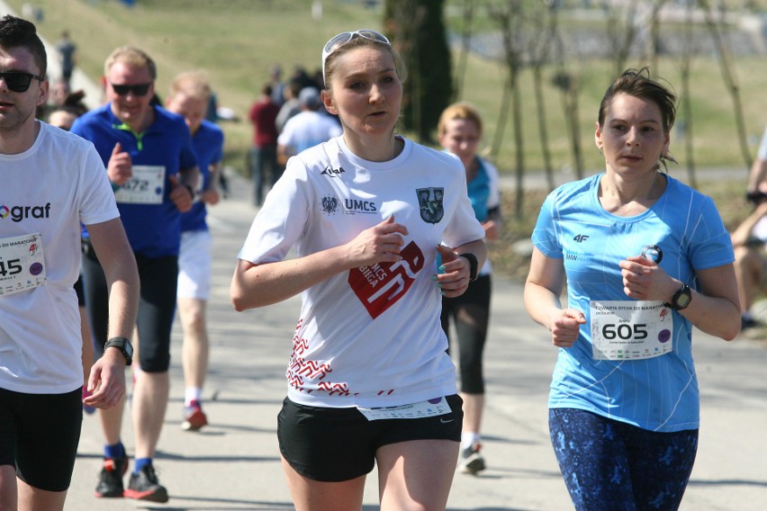 Biegli w niedzielę nad Zalewem Zemborzyckiem. To ostatni bieg z cyklu "Cztery Dychy do Maratonu" [DUŻO ZDJĘĆ]