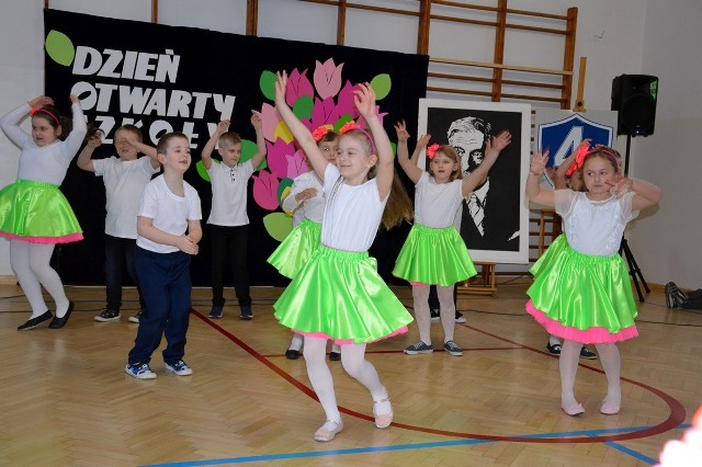 Podczas Dnia Otwartego uczniowie dali pokaz umiejętności tanecznych, jakich się nauczyli
