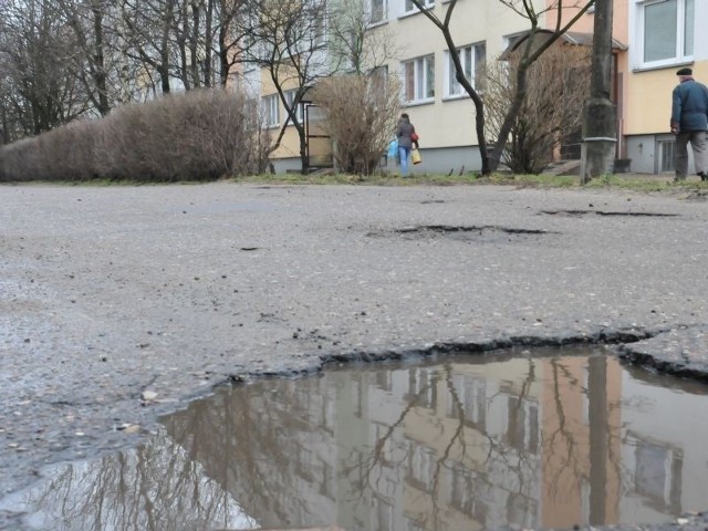 Toruń. Na ul. Rakowicza roi się od dziur