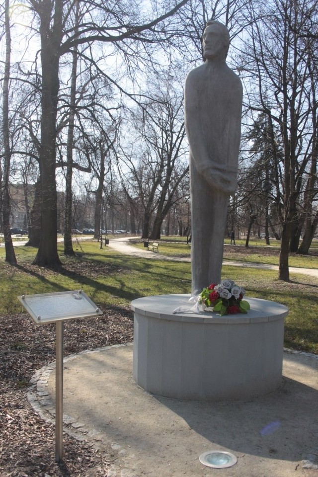 Pomnik Ludwika Waryńskiego stanął w Puławach 1964 roku