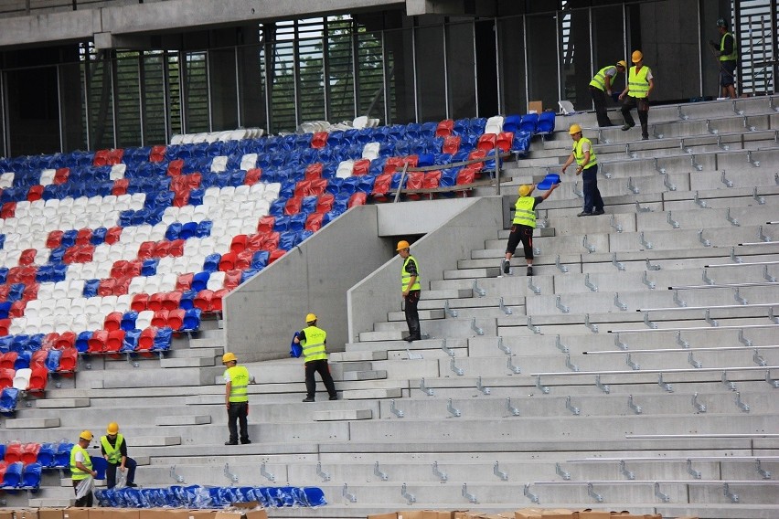 Budowa stadionu Górnika Zabrze. Krzesełka tworzą napis "TORCIDA" [ZDJĘCIA]