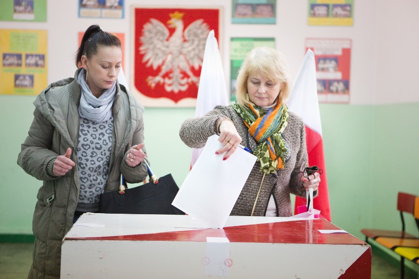 Prezydent Robert Biedroń zagłosował w wyborach (wideo)