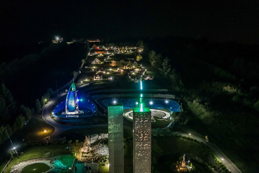 Nocne zwiedzanie Parku Miniatur w Krajnie. Wiele atrakcji i niesamowite widoki (ZDJĘCIA I WIDEO Z DRONA) 