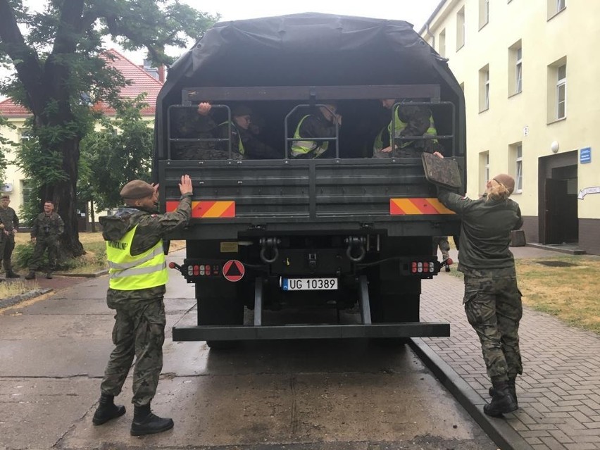 Ulewa w Szczecinie. Terytorialsi wspierają strażaków. Pomagają przy usuwaniu skutków obfitych opadów [1.07.2021] 