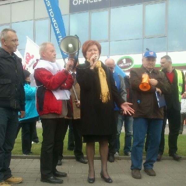 Podczas protestu przed warszawską siedzibą Ciechu - 24 października, związkowców ze  spółek Ciechu wsparłą posłanka SLD Anna Bańkowska