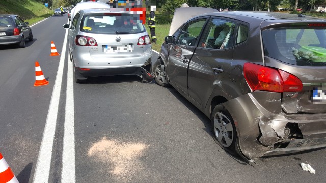 Do karambolu doszło na DK 11 w sobotnie popołudnie. Na wysokości skrzyżowania na Dobrogoszcz kierujący volkswagenem golfem zwolnił, aby skręcić. Jadący zanim kierowca auta kia venga zdążył zahamować, ale już kolejny z volkswagena passata nie. W efekcie uderzył w tył vengi, a ta w golfa. Efekt? Trzy poważnie uszkodzone samochody, na szczęście nikt z podróżujących nimi nie odniósł obrażeń. Zobacz także: Rozmowa Tygodnia GK24