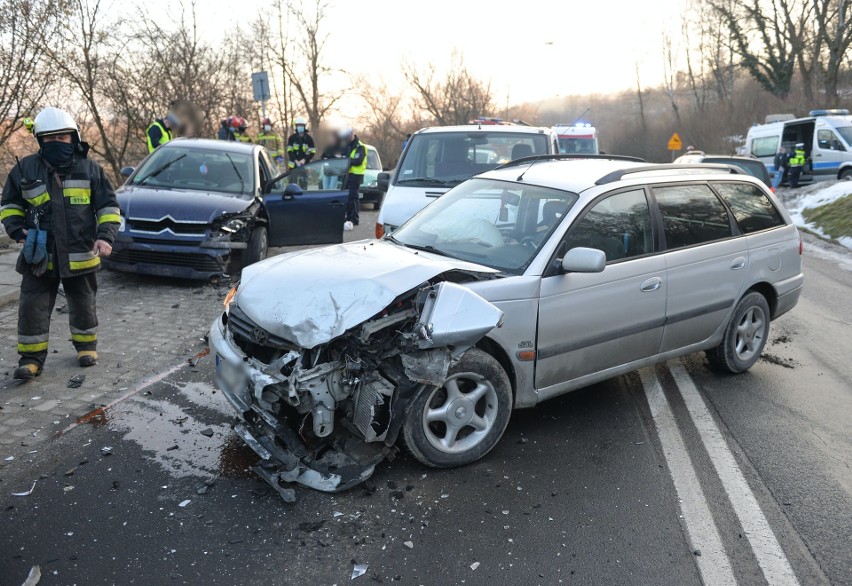 Wypadek w Przemyślu. Trzy osoby zostały ranne w zderzeniu trzech samochodów na ul. Sanockiej [ZDJĘCIA]