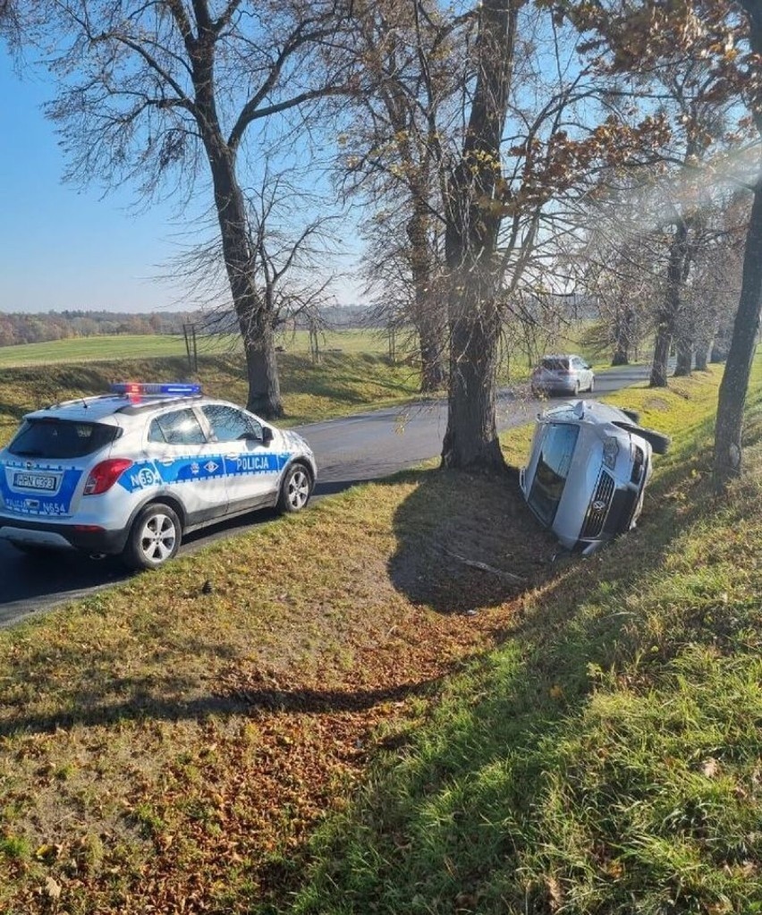 Pijany kierowca spowodował kolizję skradzionym samochodem. Uciekł z miejsca zdarzenia i ukrywał się leżąc na polu [ZDJĘCIA]