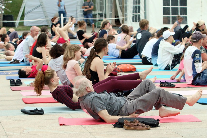 Lublin. Ćwiczyli jogę na placu Litewskim. Zobacz zdjęcia