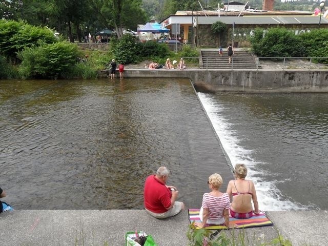 Lato w Wiśle. Póki co, amatorów kąpieli jest niewielu [ZDJĘCIA]