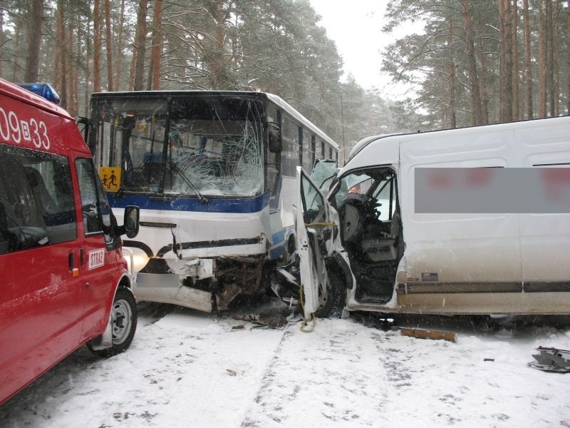 Kryłatka - Krasnybór. Wypadek, czołowe zderzenie z autobusem (zdjęcia)