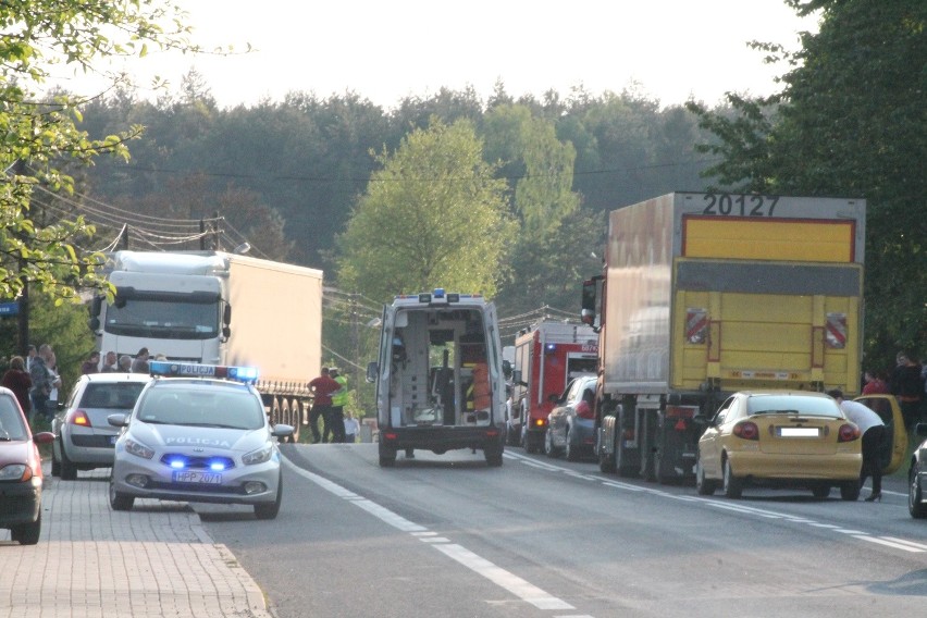 Wypadek w Porębie. Trzy osoby trafiły do szpitala [ZDJĘCIA]