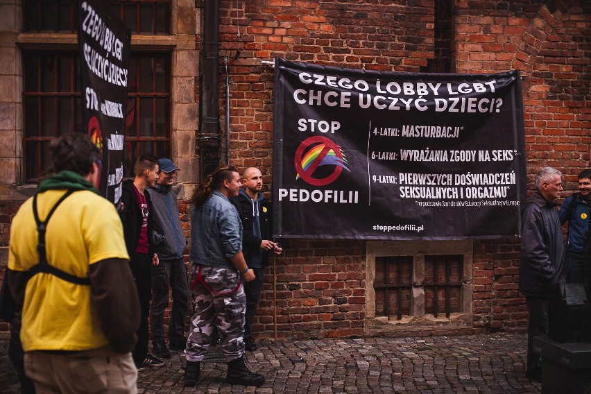 Gdański protest "przeciwko zakazaniu edukacji seksualnej"...