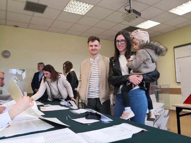 Głosowanie w Obwodowej Komisji Wyborczej numer 5 w Busku-Zdroju.