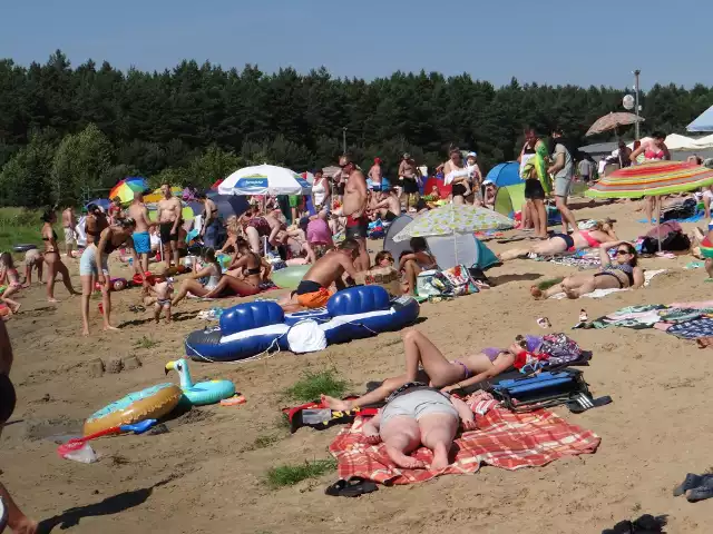 Tłumy na plaży w Zakrzówku Szlacheckim w gm. Ładzice