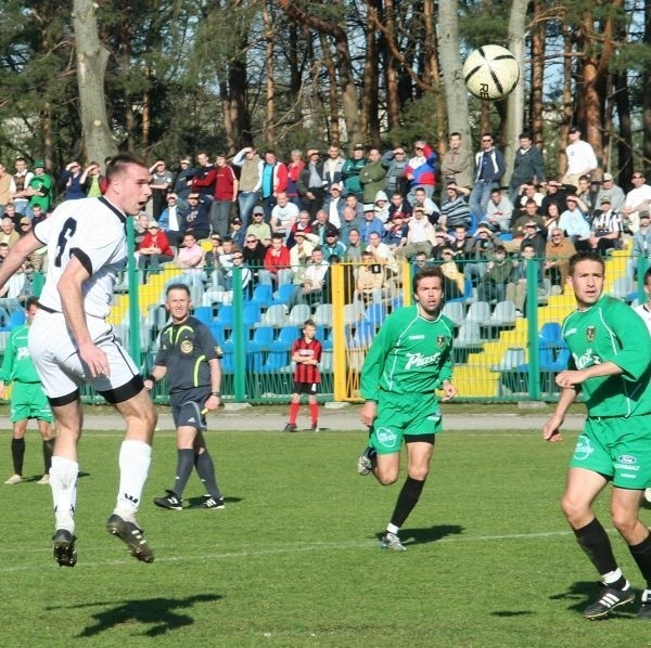 Piłkarze Stali Stalowa Wola (z lewej Marek Drozd) na inaugurację drugiej ligi zremisowali z Wartą w Poznaniu 1:1.