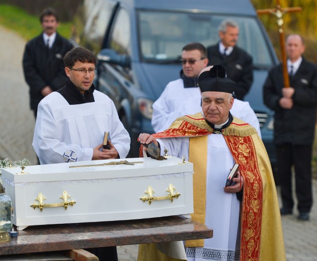 W sobotę na Cementarzu Zasańskim w Przemyślu odbył się pogrzeb 95 dzieci zmarłych przed urodzeniem (85 w wyniku poronienia). Poprzedziła go msza św. w kościele pw. Józefa Sebastiana Biskupa w Przemyślu (Monte Cassino) w intencji dzieci zmarłych przed urodzeniem i ich rodziców.- Nabożeństwo pogrzebowe nie posiada w tym przypadku charakteru pokutnego, dlatego kapłani użyli szat koloru białego. Chcę przypomnieć, że to już po raz czwarty w naszym mieście gromadzimy się na tego typu uroczystości - powiedział ks. Maciej Kondefer proboszcz parafii Św. Józefa Sebastiana Biskupa w Przemyślu- Prosimy Boga, aby nasza solidarność w modlitwie przyniosła Wam pociechę i utuliła ból - powiedział ks. Kondefer do rodziców zmarłych dzieci.