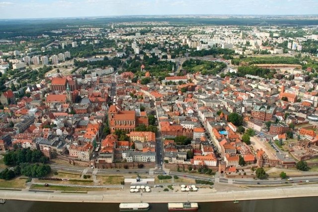 W której części Torunia mieszkania są najdroższe? Serwis Sonar Home opublikował zestawienie najdroższych ulic w Toruniu. Które znalazły się na liście? Co ciekawe, w rankingu wcale nie przodują ulice na starówce. Zobaczcie w dalszej części galerii!Aby przejść do rankingu, przesuń zdjęcie gestem lub naciśnij strzałkę w prawo.