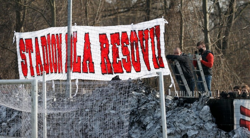 Mecz 1 ligi na sztucznej murawie. Trener Puszczy:...