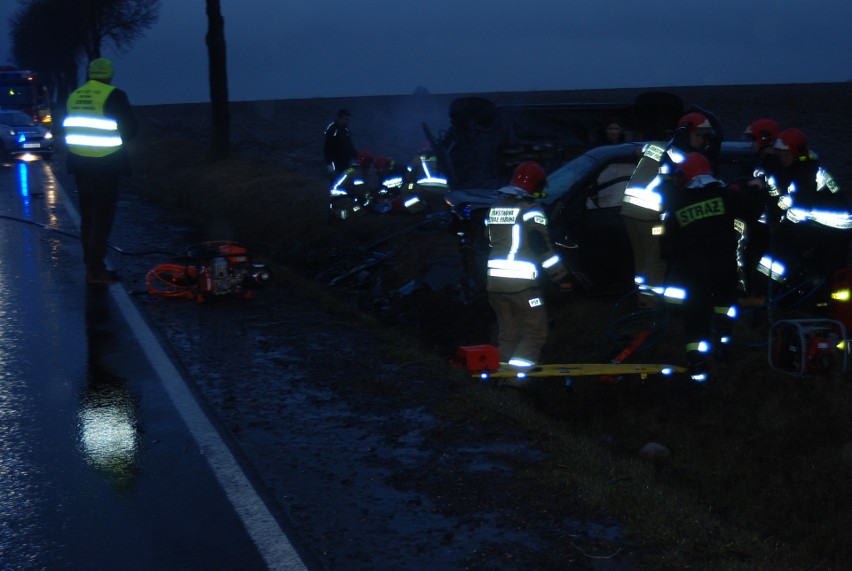 Złodziej zginął podczas ucieczki przed policją z Piotrkowa. Wypadek w Longinówce. Napad i kradzież samochodu. Informacje policji 24.02.2020