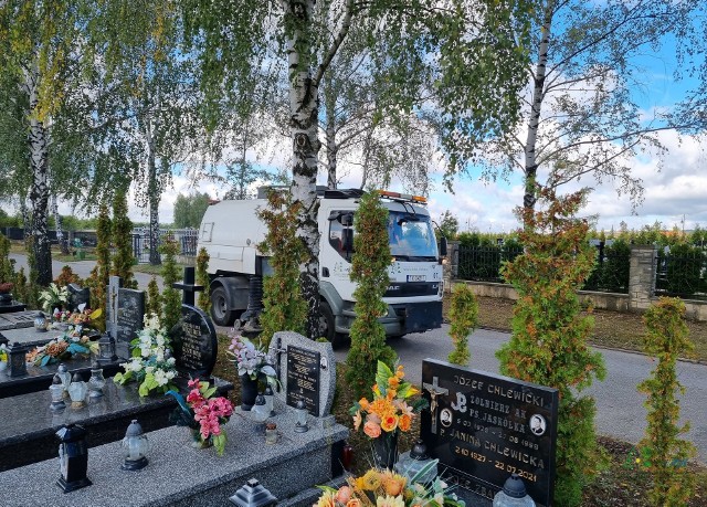 Zamiatanie, koszenie, przygotowanie zniczodzielni - na cmentarzu komunalnym "Cedzyna" zarządzanym przez Rejonowe Przedsiębiorstwo Zieleni i Usług Komunalnych rozpoczęły się przygotowania do Wszystkich Świętych.Zobacz kolejne zdjęcia