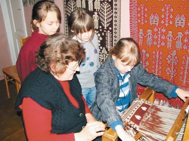 Dzieci uczą się tkać na krosnach
