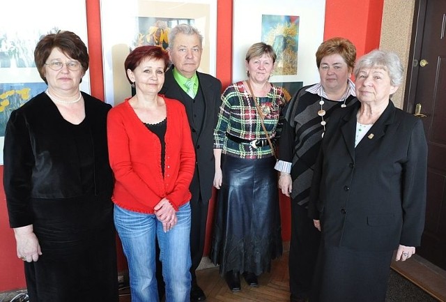 Nowy zarząd z zaproszonymi gośćmi Marianną Szymkiewicz (pierwsza z prawej) Teresą Polak (druga z prawej) oraz nowa przewodnicząca sekcji Joanną Jarek(druga z lewej)