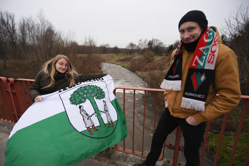 Anna Zielonka z flagą Jaworzna i Tomasz Szymczyk z szalikiem...