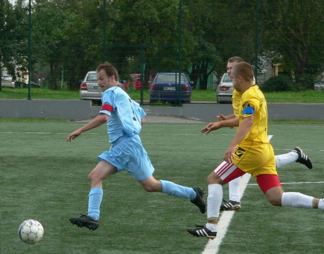 Michał Iwańczyk (przy piłce) kapitan Petrusa Radom, w meczu przeciwko Belwederowi Mogielnica popisał się hat tric-kiem