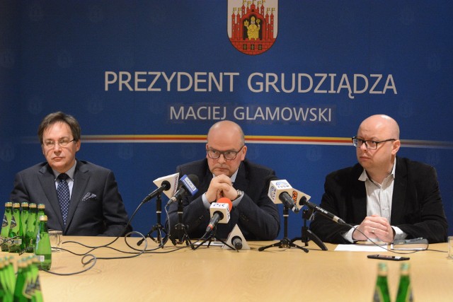 Krzysztof Dąbrowski (od lewej) został pełnomocnikiem prezydenta do spraw gospodarki komunalnej i inwestycji. W środku: prezydent Grudziądza, Maciej Glamowski. Obok: Szymon Gurbin, wiceprezydent Grudziądza.