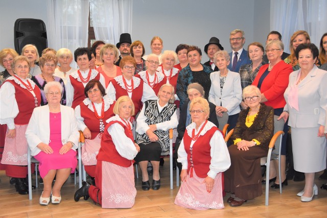 Powiat nakielski słynie z trzech rzeczy. Z mariny w Nakle, z ODR w Minikowie  i z KGW w Kołaczkowie - żartowali goście jubileuszowej uroczystości, którą zorganizowano w „Pałuckim Zakątku”. Dzięki wam Pałuki i nasza tradycja nie zaginą - podkreślał  Mariusz Piotrkowski, burmistrz Szubina, a miejscowy proboszcz ks. Mirosław Wdowiak zaintonował pieśń „Życzymy. Życzymy i zdrowia i szczęścia i błogosławieństwa... Życzeń  i gratulacji był zresztą wiele bo zacnych gości zjechało bez liku. Wszystkich witała serdecznie Anna Wolender, od  1998 r. przewodnicząca Koła Gospodyń Wiejskich w Kołaczkowie.  A powstało ono  w 1959 r.  z  inicjatywy pań:  Kazimiery Cholewczyńskiej i Heleny Filipkowskiej.  Od 2002 r. przy KGW działa zespół „Kołaczkowianki”, który - podkreślano to zgodnie  na uroczystości - śpiewa coraz piękniej.