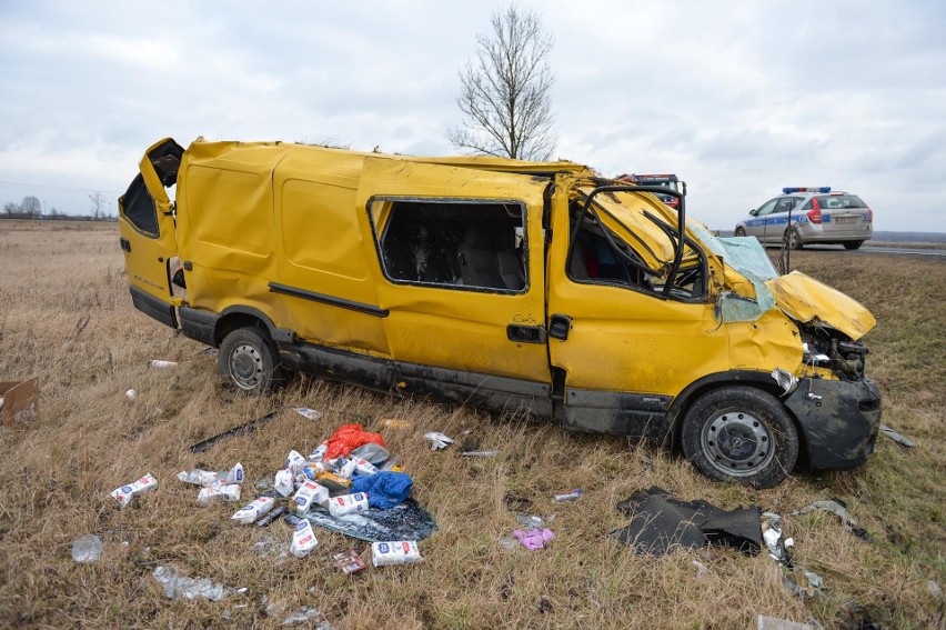 Koszmarny wypadek na drodze krajowej nr 28 pod Przemyślem. Dachował bus [ZDJĘCIA]