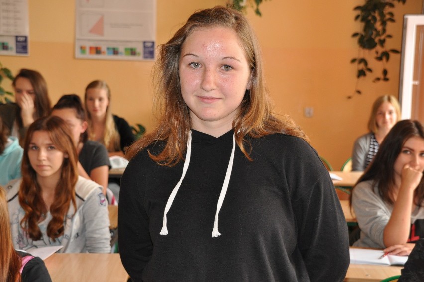 b 16-letnia Martyna Nowak z swoimi kolegami i koleżankami z...